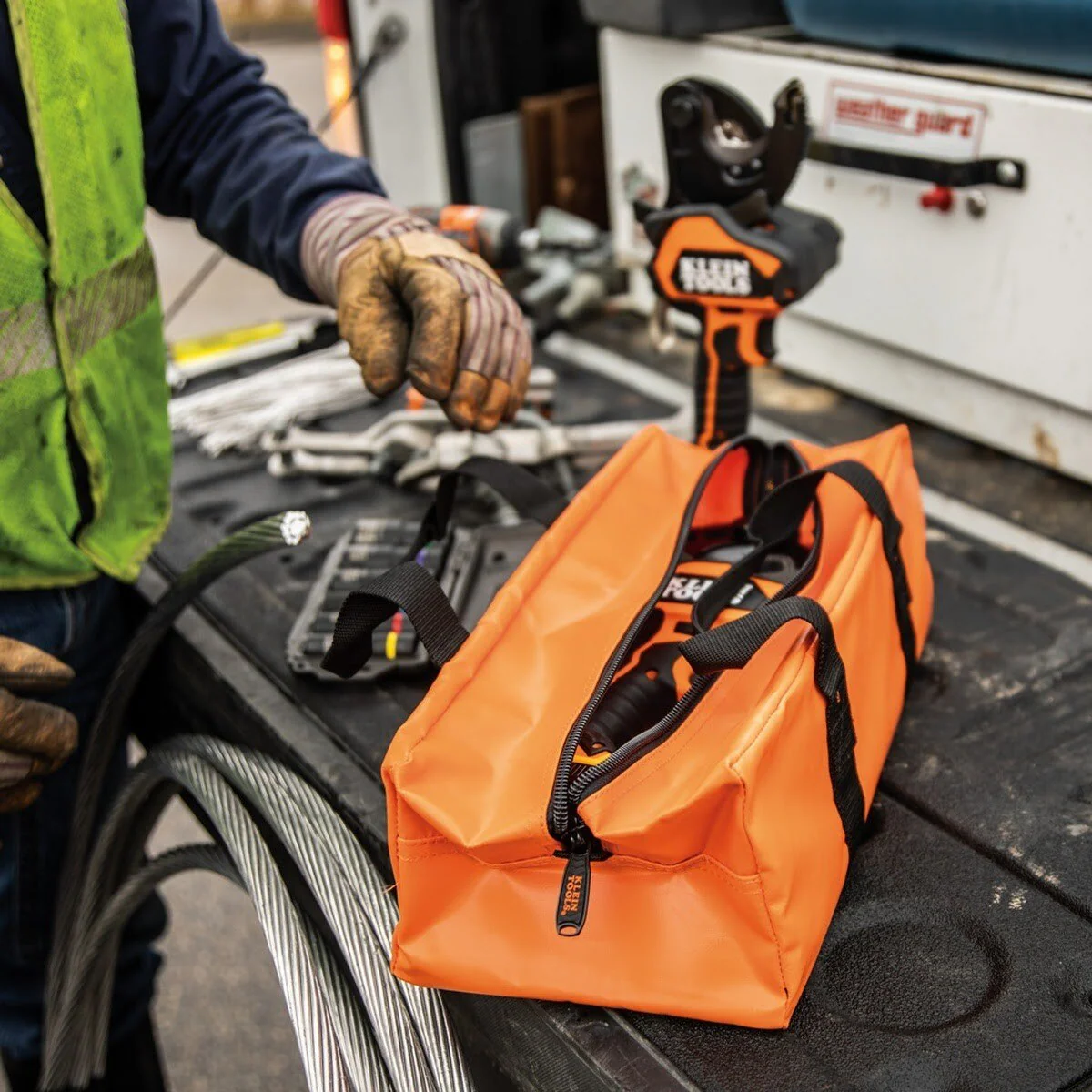Klein BAT20GD1 Battery-Operated EHS Closed-Jaw Cable Cutter Kit with 20V 2 Ah Batteries - Image 10