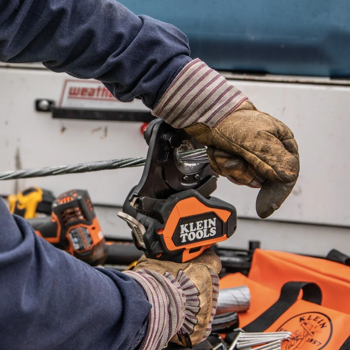Klein BAT20GD1 Battery-Operated EHS Closed-Jaw Cable Cutter Kit with 20V 2 Ah Batteries - Image 8